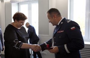 I zastępca Komendanta Głównego Policji nadinsp. Dariusz Augustyniak gratuluje kobiecie podając rękę