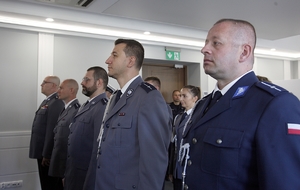 odznaczeni policjanci stojący w szeregach