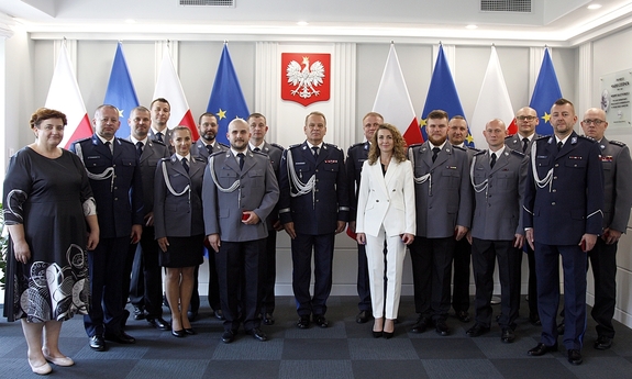 I zastępca Komendanta Głównego Policji nadinsp. Dariusz Augustyniak oraz odznaczeni policjanci i pracownicy cywilni