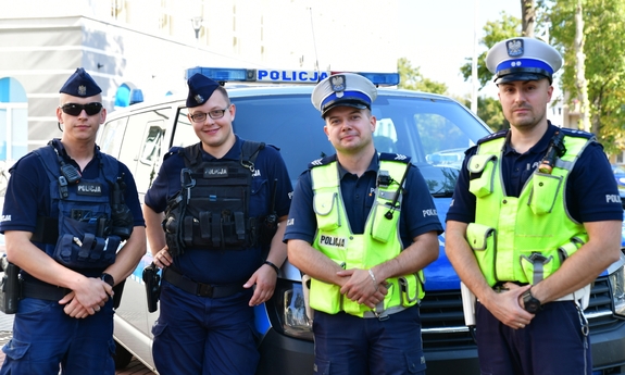 czterej policjanci na tle radiowozu