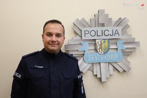 policjant posterunkowy Przemysław Mazur w tle odznaka policyjna z napisem Policja Bytom
