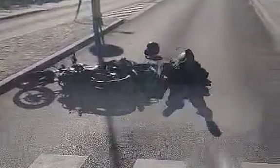 na drodze leży przewrócony motocykl