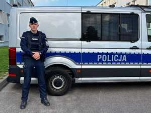 policjant z Komisariatu Policji VIII w Krakowie, który ujął nietrzeźwego kierowcę stoi przed radiowozem