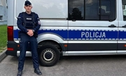 policjant z Komisariatu Policji VIII w Krakowie, który ujął nietrzeźwego kierowcę stoi przed radiowozem