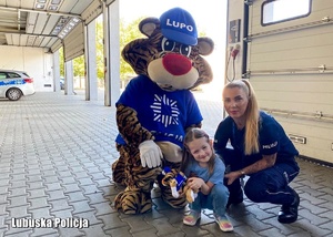 Dziewczynka w obecności maskotki Lubuskiej Policji i policjantki