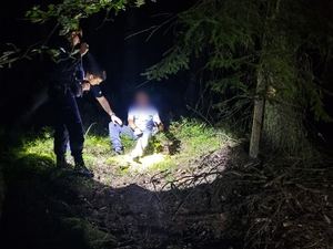 policjanci w momencie odnalezienia mężczyzny w lesie