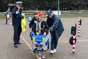 dzieci, policjanci i wolontariusze podczas VII Ogólnopolskiego Dnia Młodego Sportowca Olimpiad Specjalnych.