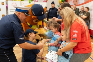 dzieci, policjanci i wolontariusze podczas VII Ogólnopolskiego Dnia Młodego Sportowca Olimpiad Specjalnych.