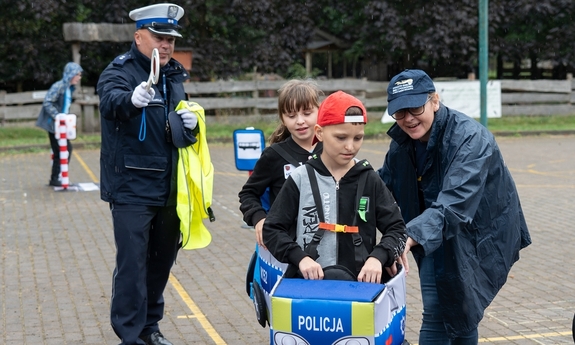 dzieci, policjanci i wolontariusze podczas VII Ogólnopolskiego Dnia Młodego Sportowca Olimpiad Specjalnych.