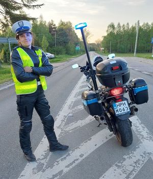 Policjantka przy motocyklu