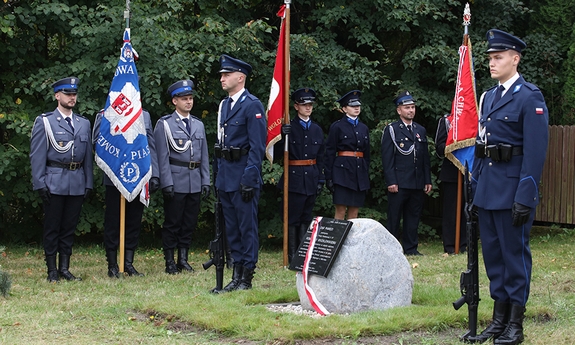 warta honorowa przy odsłoniętej Tablicy Pamięci