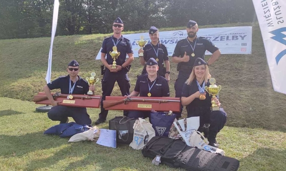 policjanci i policjantki pozują z pucharami