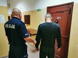 policjant z zatrzymanym mężczyzną