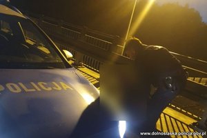 Zdjęcie policjanta i radiowozu