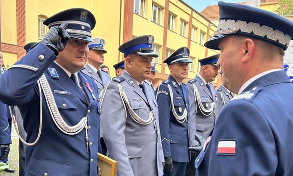 policjanci podczas uroczystości