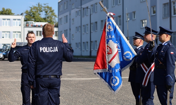 policjanci podczas uroczystego ślubowania