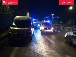 pora nocna, pojazdy stojące na drodze, wśród nich radiowóz policyjny