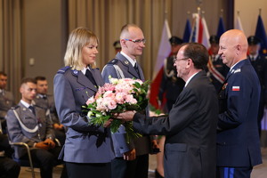 policjant i policjantka odbierają odznaczenia