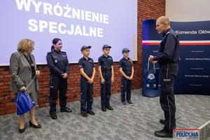 Z-ca Komendanta Głównego Policji wręcza dyplomy oraz nagrody laureatom konkursu.