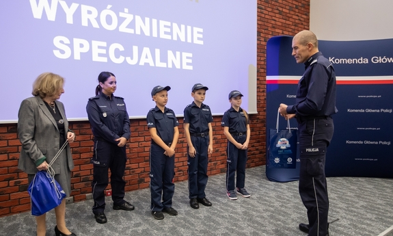 Z-ca Komendanta Głównego Policji wręcza dyplomy oraz nagrody laureatom konkursu.