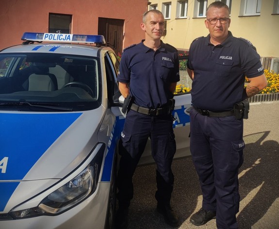 policjanci, którzy uratowali życie kobiecie