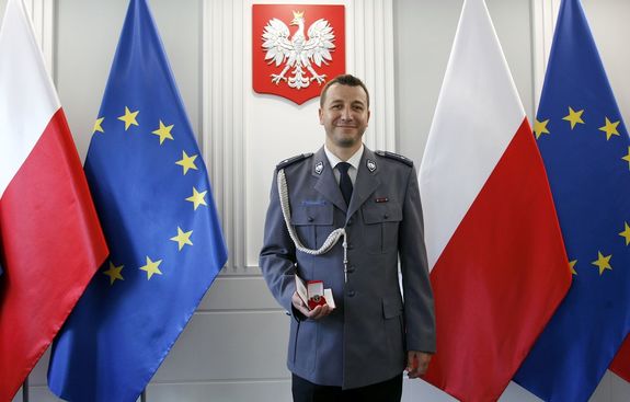 mł. asp. Łukasz Kucharski wyróżniony dwoma honorowymi odznaczeniami