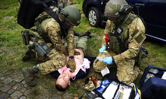 dwaj umundurowani policjanci w trakcie zawodów