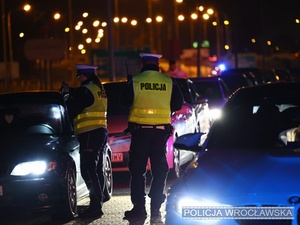 Policjanci podczas kontroli pojazdów