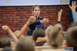 Policjantka rozmawia z dziećmi uczestniczącymi w gali o podstawowych zasadach bezpieczeństwa