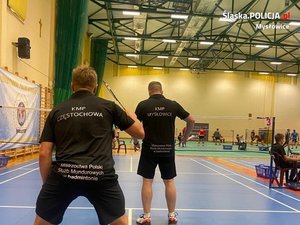 zawodnicy w trakcie meczu badmintona na hali sportowej