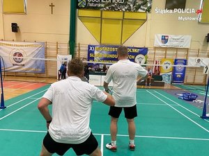 zawodnicy w trakcie meczu badmintona na hali sportowej