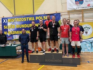 zawodnicy na podium