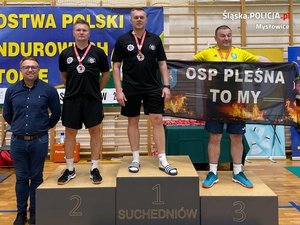 zawodnicy na podium