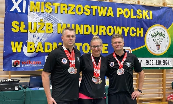 trzech zawodników z medalami wiszącymi na szyi
