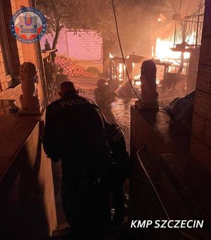 policjanci z KP Szczecin Nad Odrą ewakuują osobę