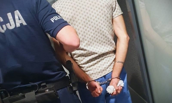 policjant z zatrzymanym