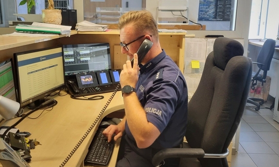 Dyżurny Daniel Tomczyk rozmawia przez telefon