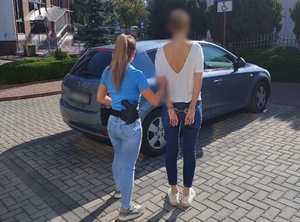 Policjantka z zatrzymaną przy nieoznakowanym radiowozie