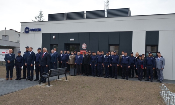 policjanci i goście uroczystości stoją przed nowym budynkiem Posterunku Policji w Budzyniu