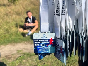 Medal, w kształcie kwadratu z napisem: Ogólnopolskie Mistrzostwa Policji w XX Biegu Przełajowym im. Grzegorza Załogi Hutki Kanki