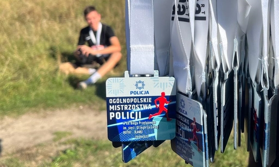Medal, w kształcie kwadratu z napisem: Ogólnopolskie Mistrzostwa Policji w XX Biegu Przełajowym im. Grzegorza Załogi Hutki Kanki 29.09.2023