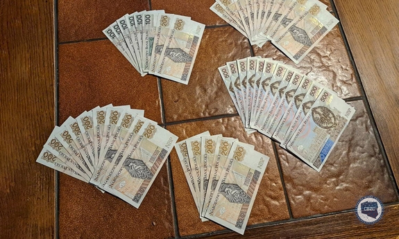 banknoty leżące brązowym na blacie