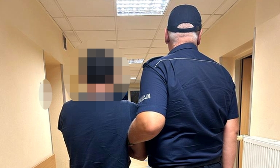 zatrzymany mężczyzna w asyście umundurowanego policjanta
