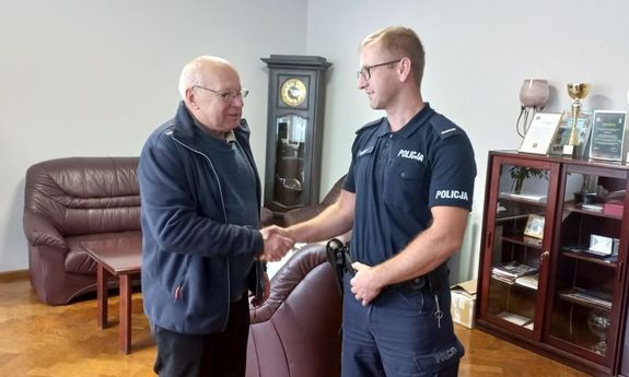 Mężczyzna dziękuje policjantom za pomoc. Podaje rękę policjantowi