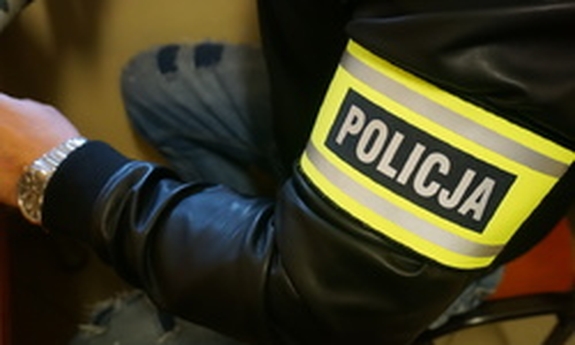 Opaska odblaskowa z napisem Policja na ramieniu policjanta