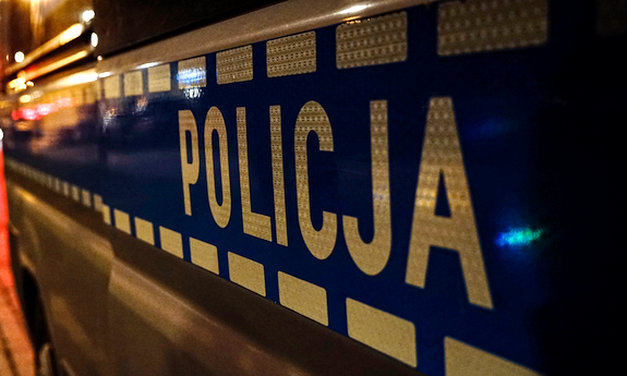 napis policja na drzwiach radiowozu policyjnego