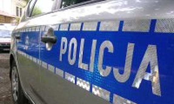 napis policja na drzwiach radiowozu policyjnego