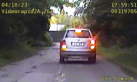 widok z rejestratora, cyfry w rogach ekranu, w centralnej części ścigany pojazd-widok tylnej części pojazdu