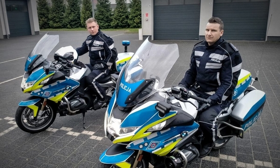 policjanci na motocyklach
