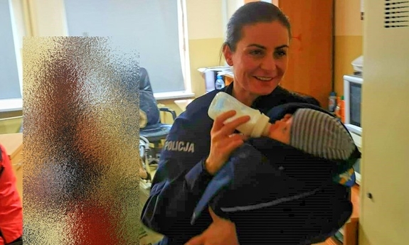 policjantka karmiąca butelką noworodka owiniętego w policyjna bluzę